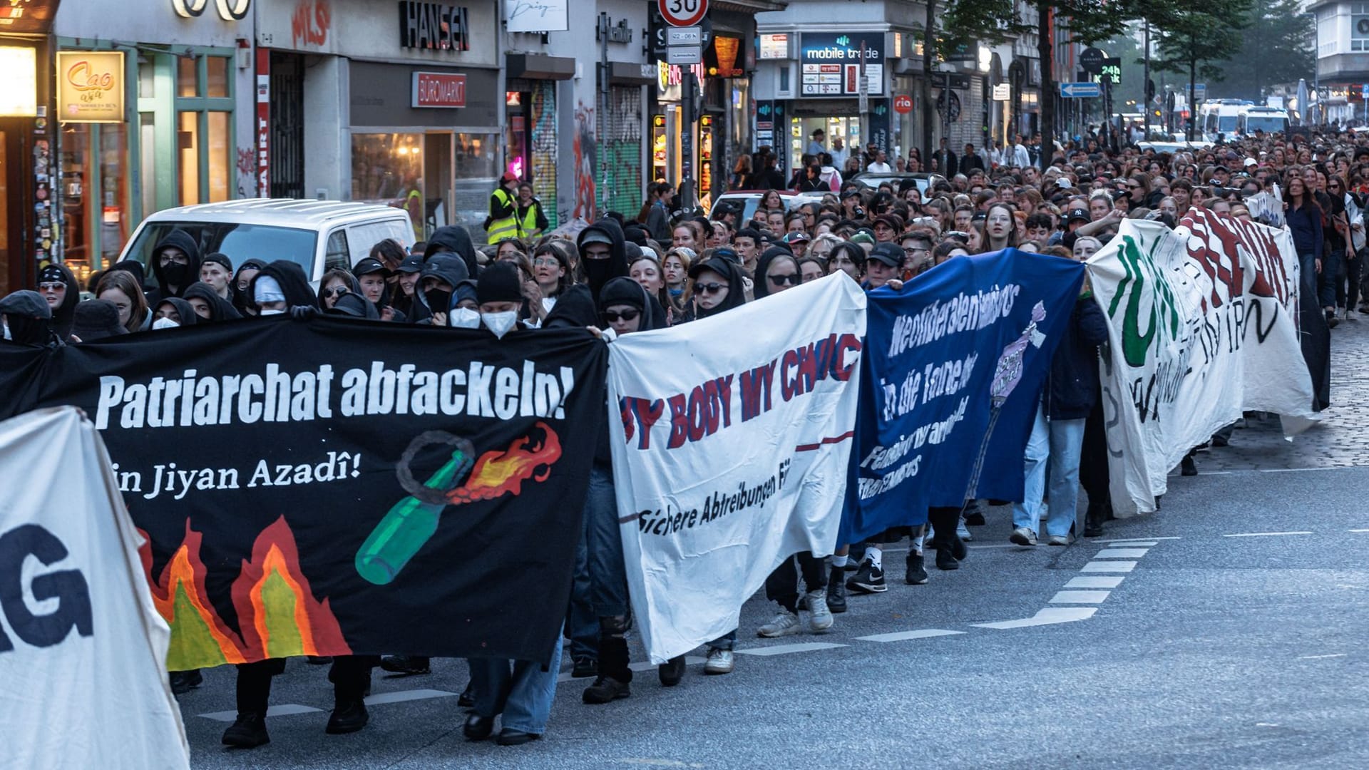 Frauen demonstrieren auf der traditionellen Walpurgisnacht-Demonstration unter dem Motto "Take back the Night" durch das Schanzenviertel und St.Pauli.