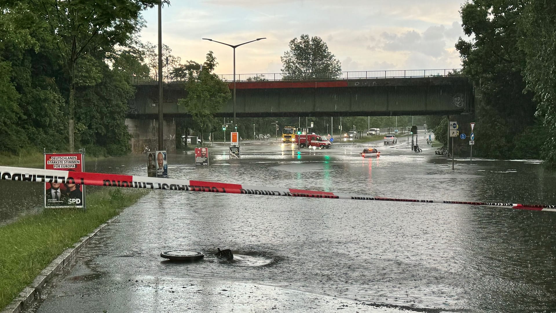 Der Nürnberger Ring: Der Abschnitt Höhe Heinemannbrücke steht unter Wasser.