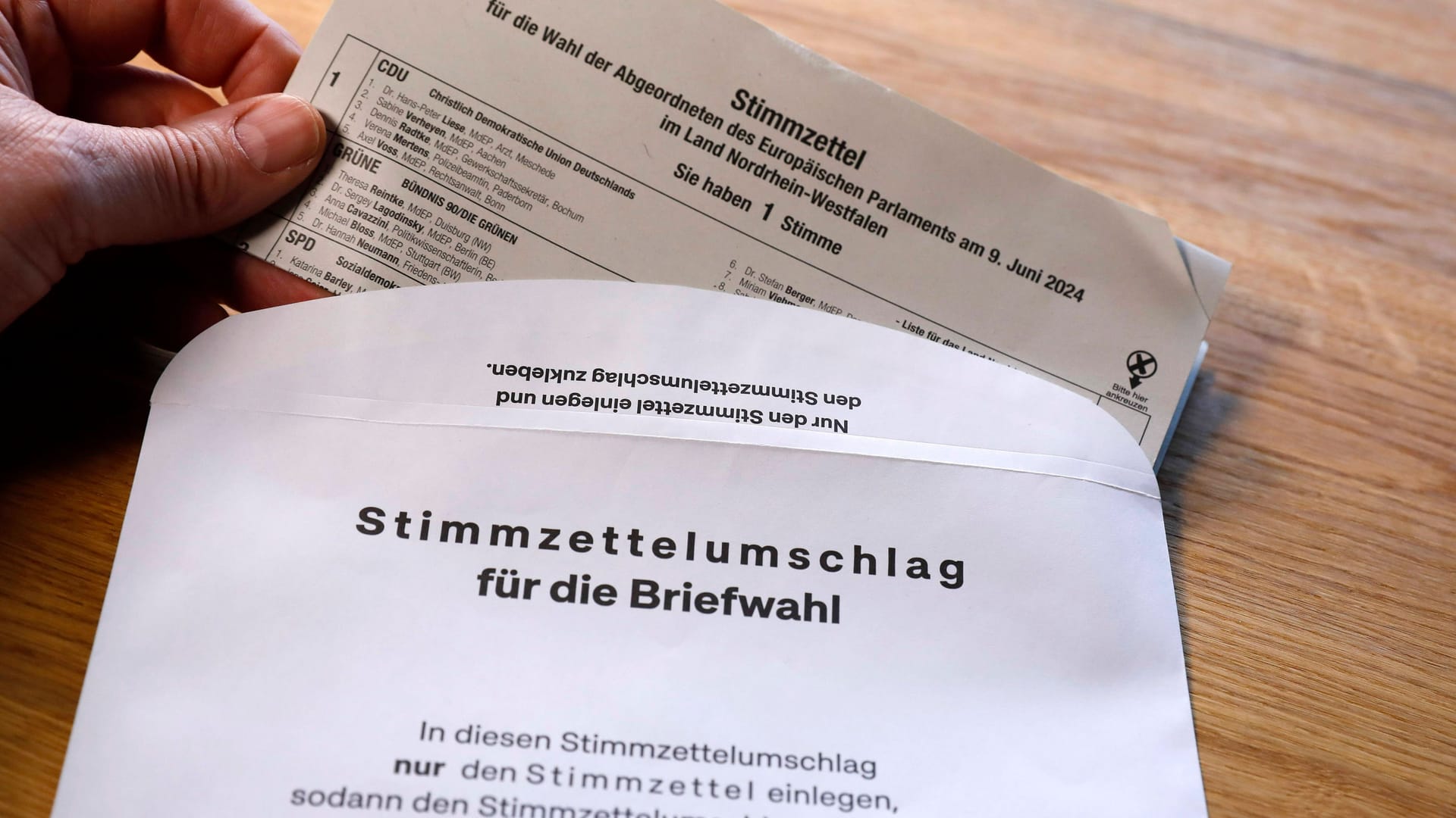 Stimmzettelumschlag zur Wahl der Abgeordneten zum 10. Europäischen Parlament: Per Post und in den Briefwahlstellen können Sie Ihre Stimme bereits vor dem 9. Juni abgeben.