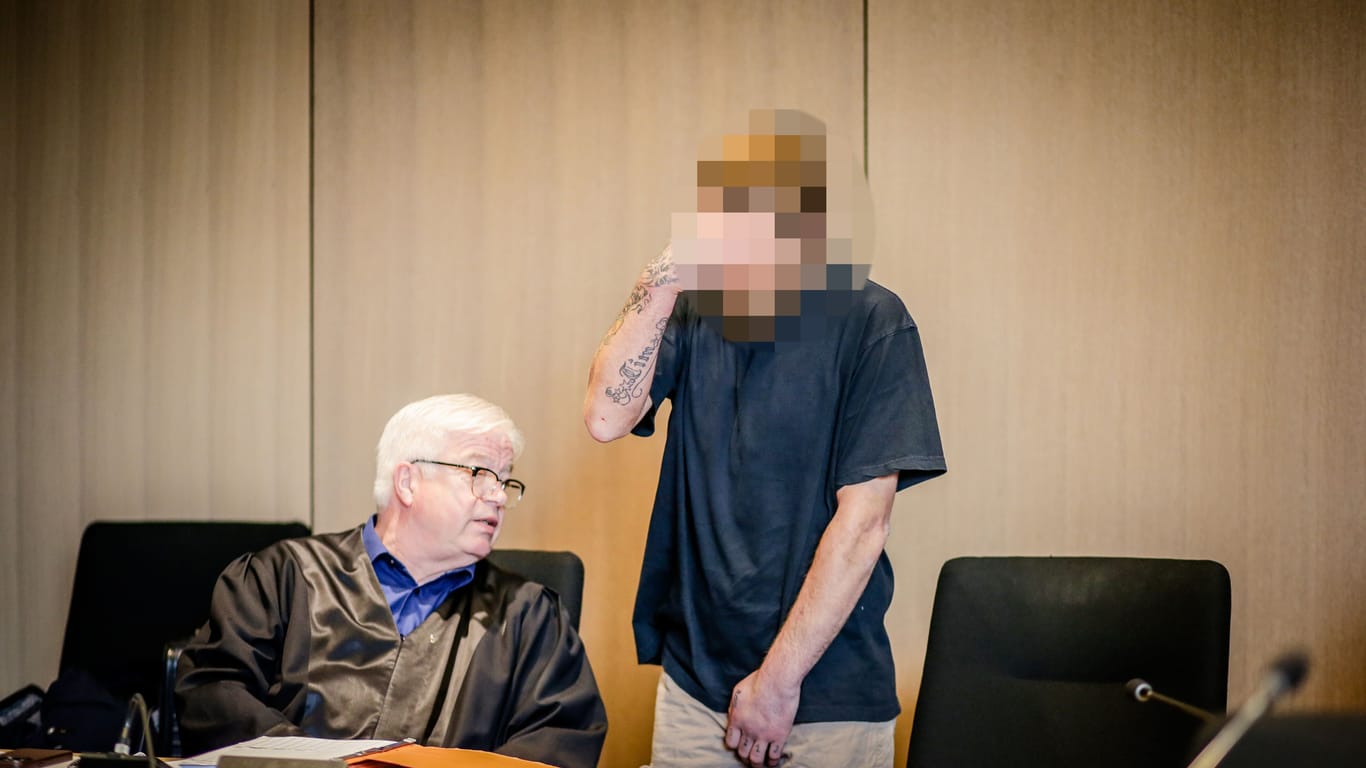 Angeklagter am Landgericht Bochum: Er soll einen Mann gegen dessen Willen tätowiert haben und ihm auch ins Gesicht uriniert haben.