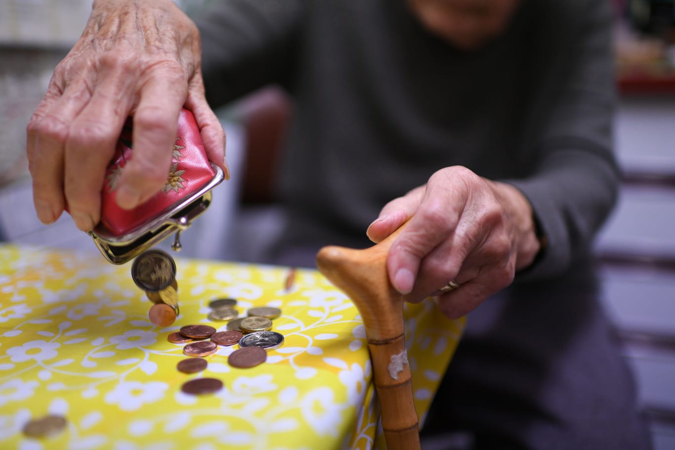 Rentnerin schüttet Münzen auf den Küchentisch: Das Rentenpaket der Ampel-Koalition soll die gesetzliche Rente langfristig sichern.