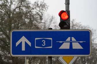 Autobahn 3 Hinweisschild bei Limburg (Symbolbild): Die A3 ist derzeit voll gesperrt.
