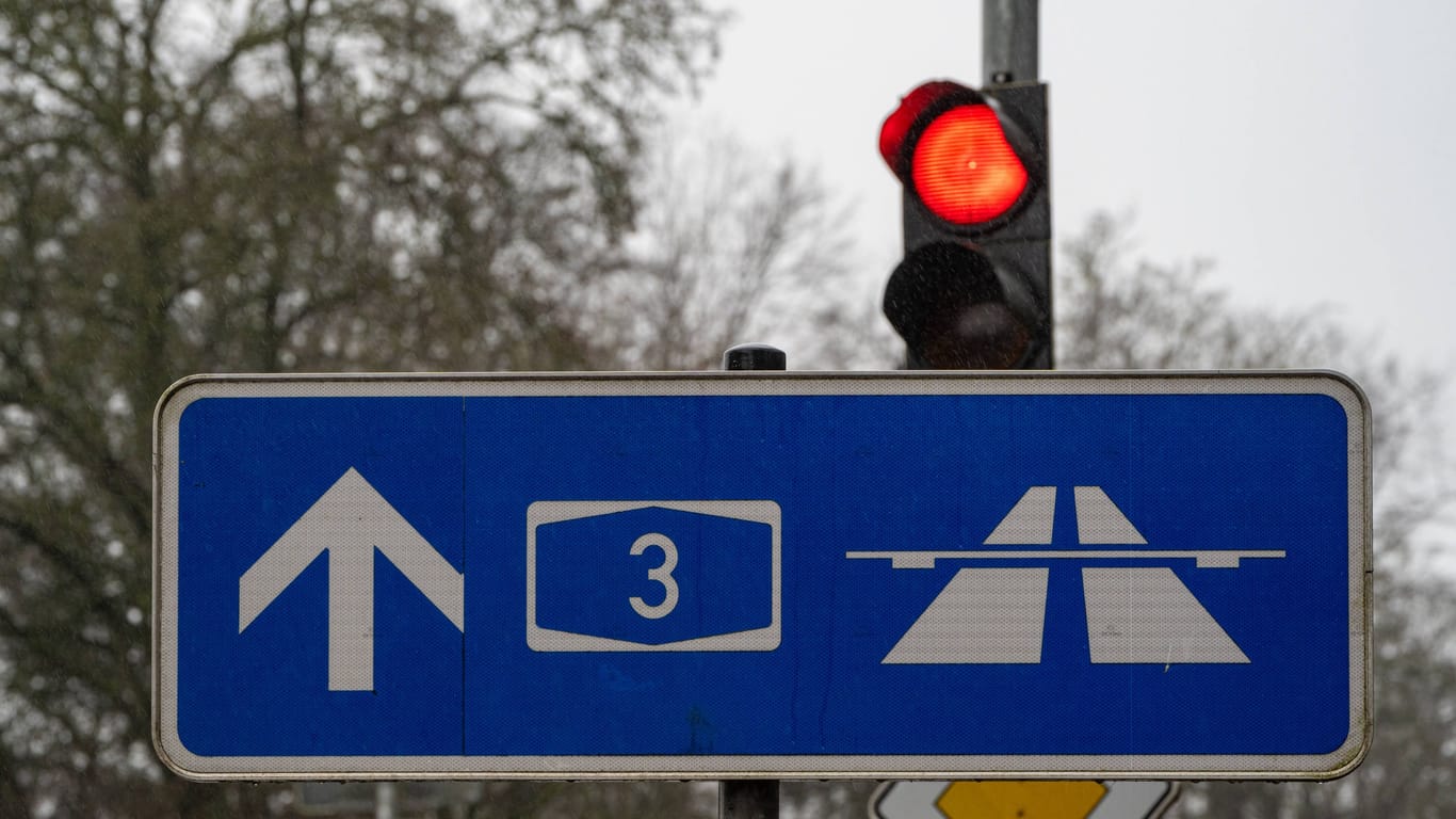 Autobahn 3 Hinweisschild bei Limburg (Symbolbild): Die A3 ist derzeit voll gesperrt.