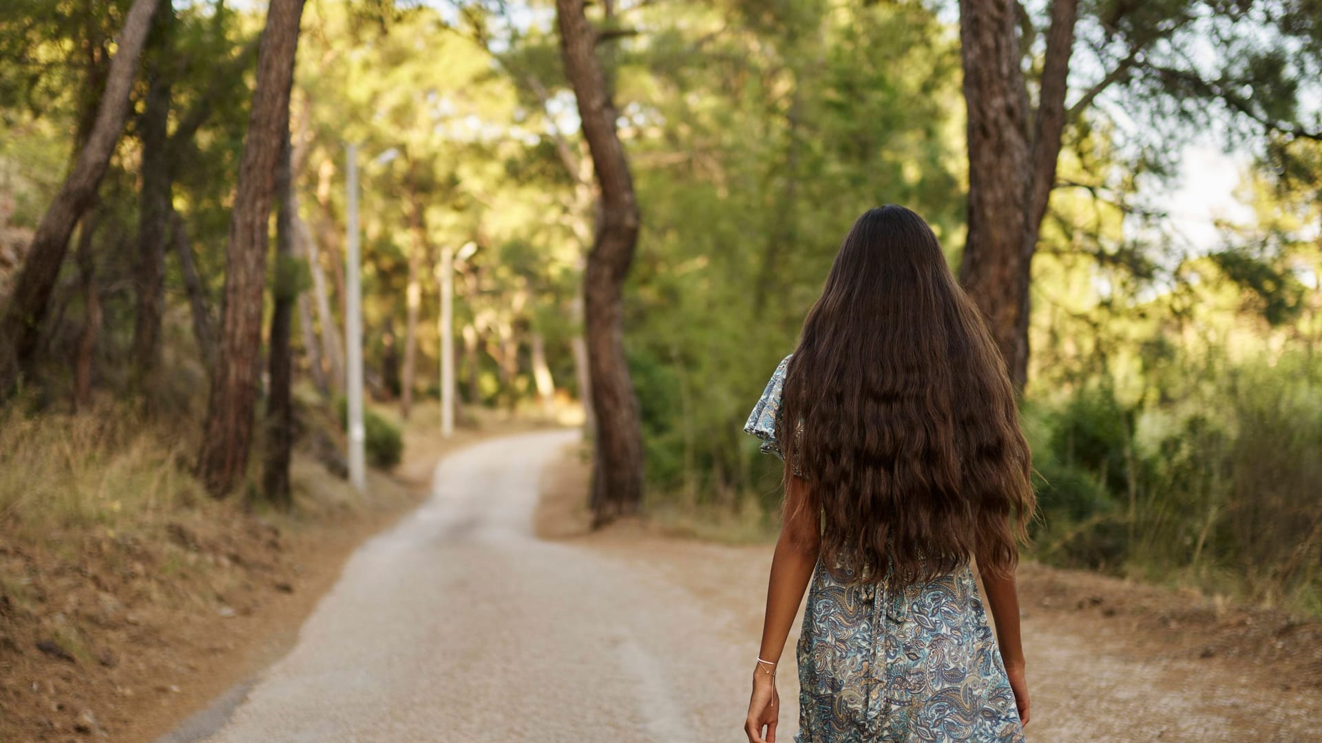 Teenager bei einem Spaziergang (Symbolfoto): Nach einem Übergriff wird gegen einen 22-Jährigen ermittelt.