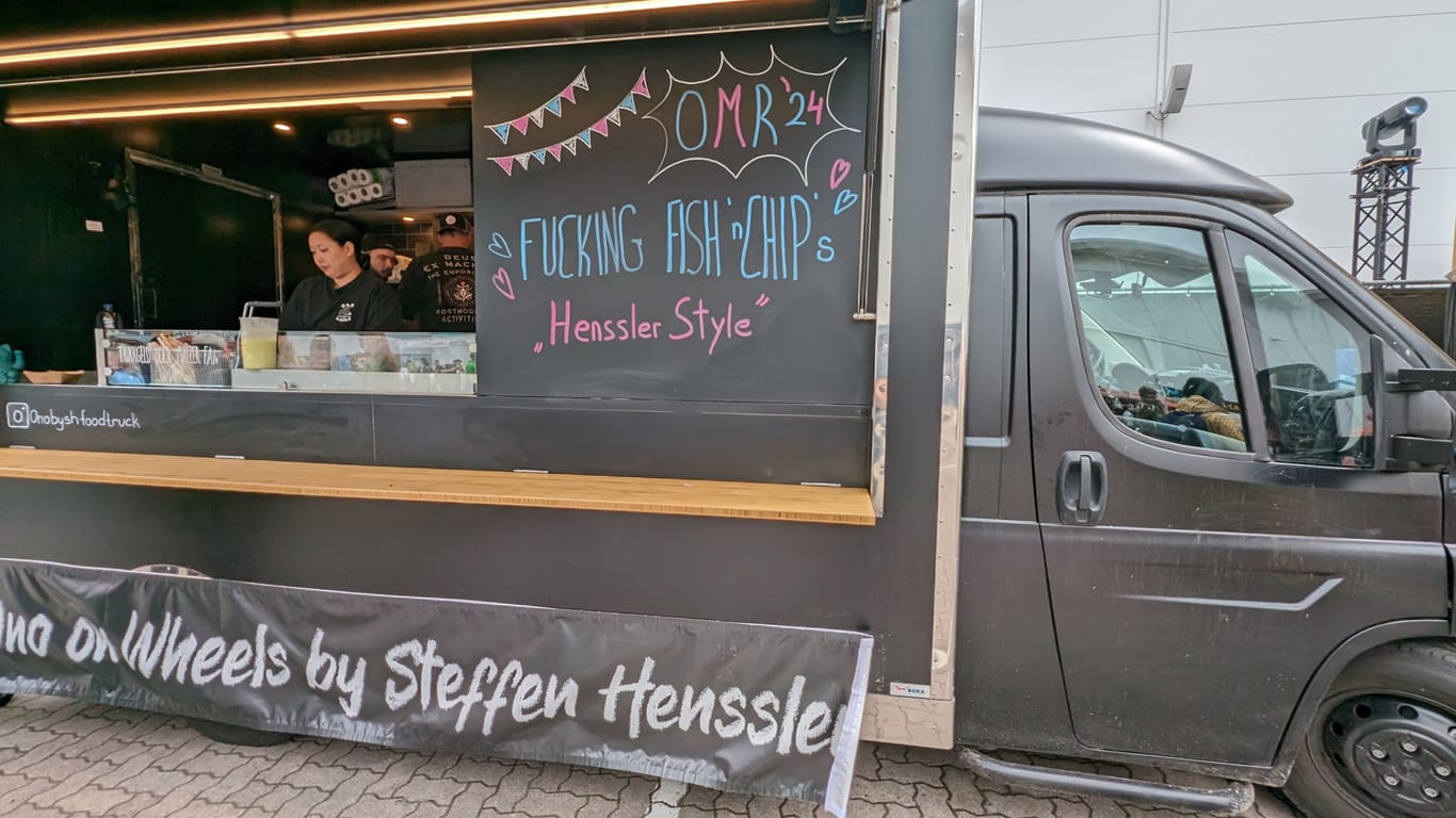 "Trinkgeld oder Mälzer-Fan!": Auf Steffen Hensslers OMR-Foodtruck findet sich ein kleiner Gruß an seinen Hamburger Koch-Kontrahenten.