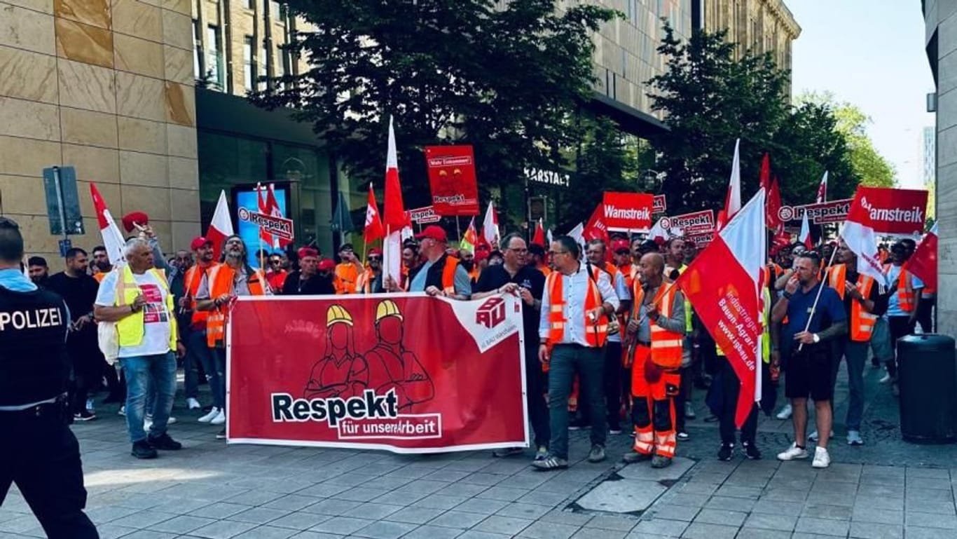 In Dortmund versammelten sich am Mittwoch hunderte Streikende, um das erste Mal nach rund zwei Jahrzehnten wieder in den Warnstreik zu treten.