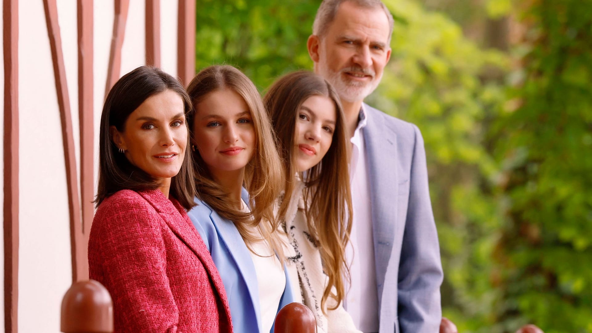 Die spanischen Royals posieren im Schlossgarten für neue Fotos.