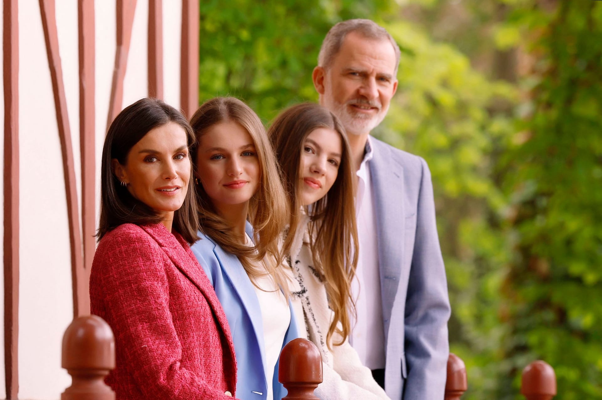 Die spanischen Royals posieren im Schlossgarten für neue Fotos.