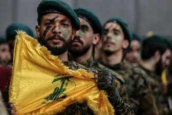 Libanon: Pro-iranische Hisbollah-Kämpfer bei einer Parade in einem südlichen Vorort von Beirut (Archivbild).