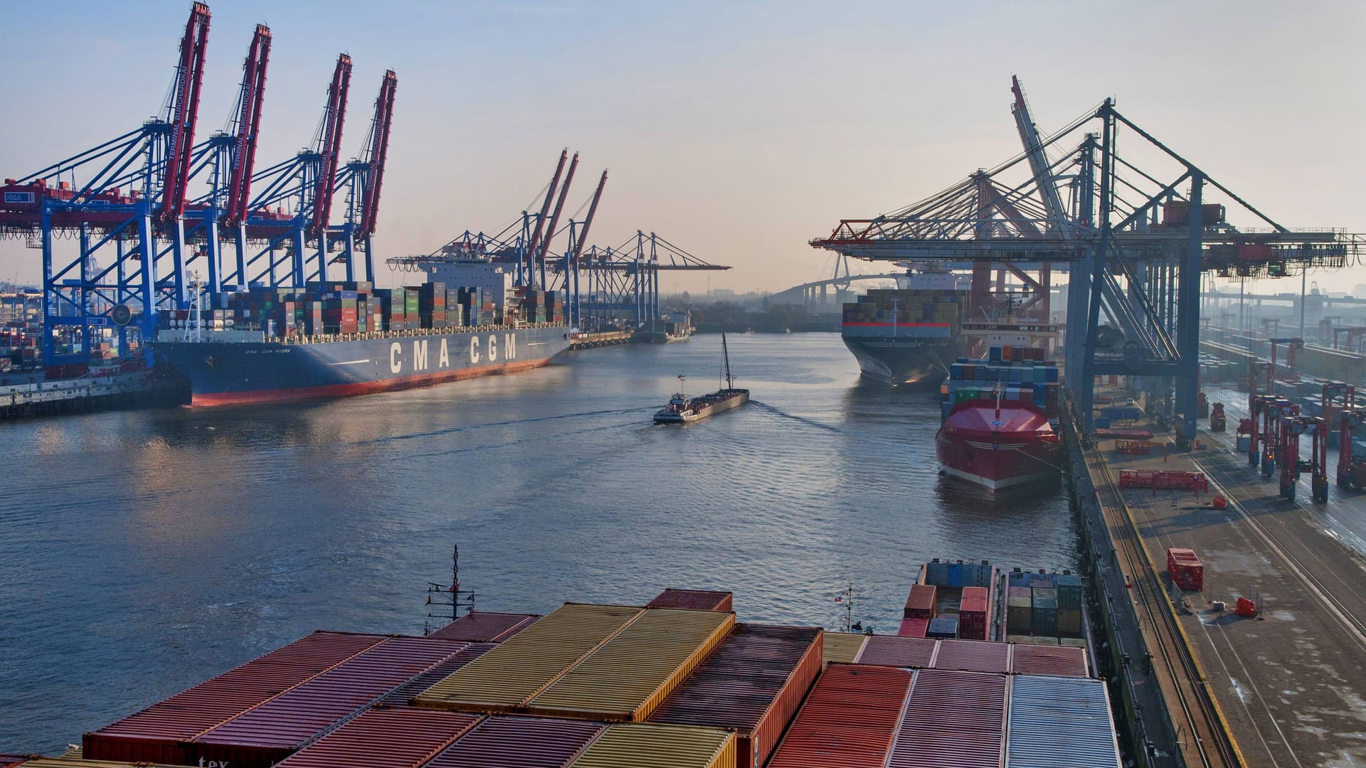 Containerschiffe im Hamburger Hafen (Archivbild): Das deutsche Geschäft innerhalb der EU schwächelt.