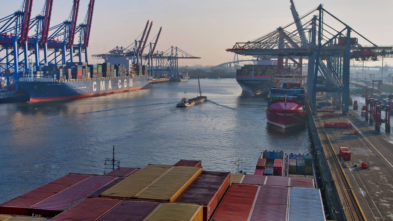 Containerschiffe im Hamburger Hafen (Archivbild): Das deutsche Geschäft innerhalb der EU schwächelt.