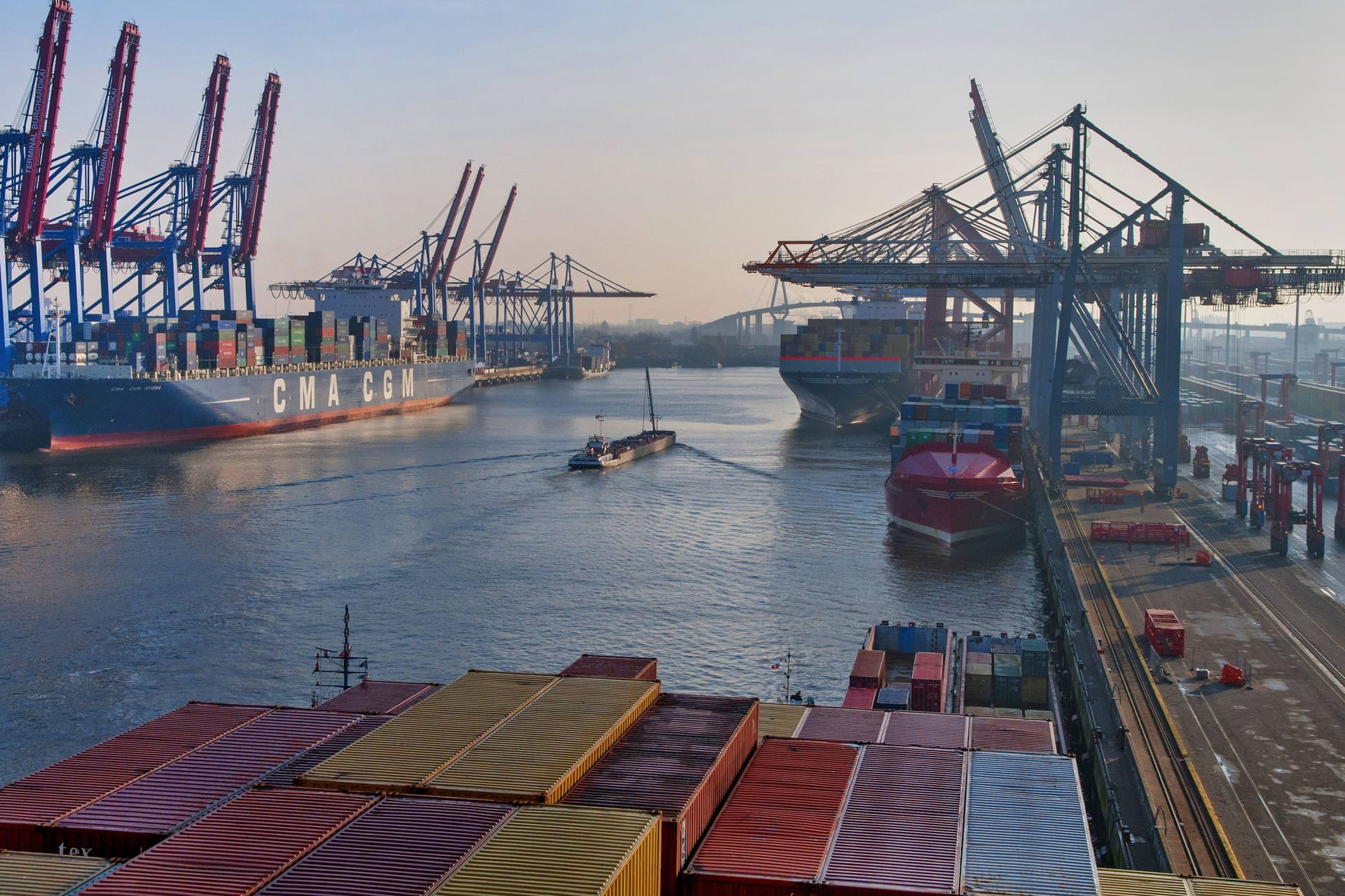 Containerschiffe im Hamburger Hafen (Archivbild): Das deutsche Geschäft innerhalb der EU schwächelt.