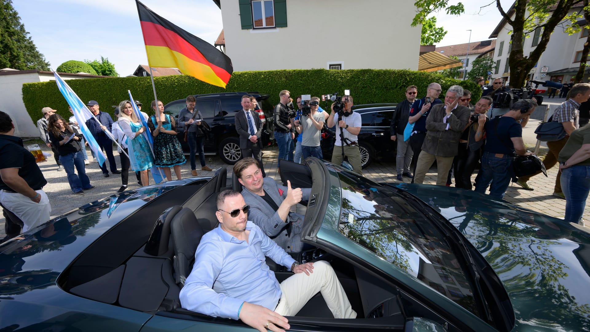 Fotoshooting im Jaguar: Auch die Kameras der professionellen Fotografen klicken.