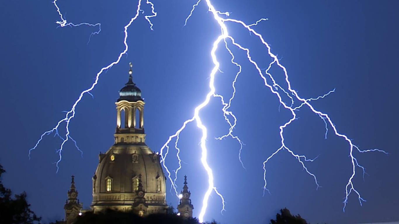 Blitze schlagen in der Frauenkirche ein (Archivbild): Am Elbufer ist das Risiko vergleichsweise gering.