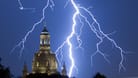 Blitze schlagen in der Frauenkirche ein (Archivbild): Am Elbufer ist das Risiko vergleichsweise gering.