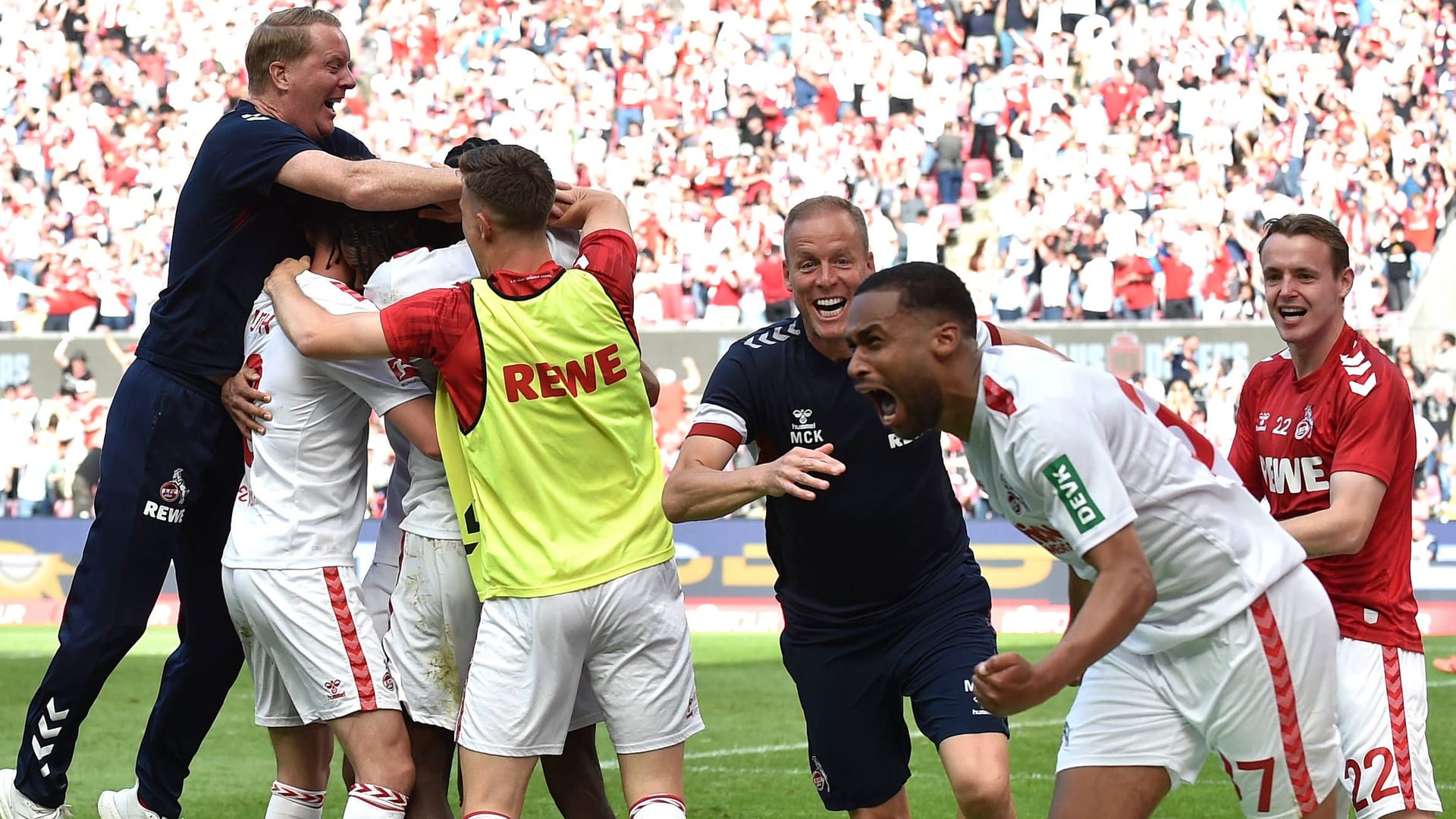 Der "Effzeh" lebt: Der 1. FC Köln feiert das 3:2 gegen Union Berlin am vorletzten Spieltag.