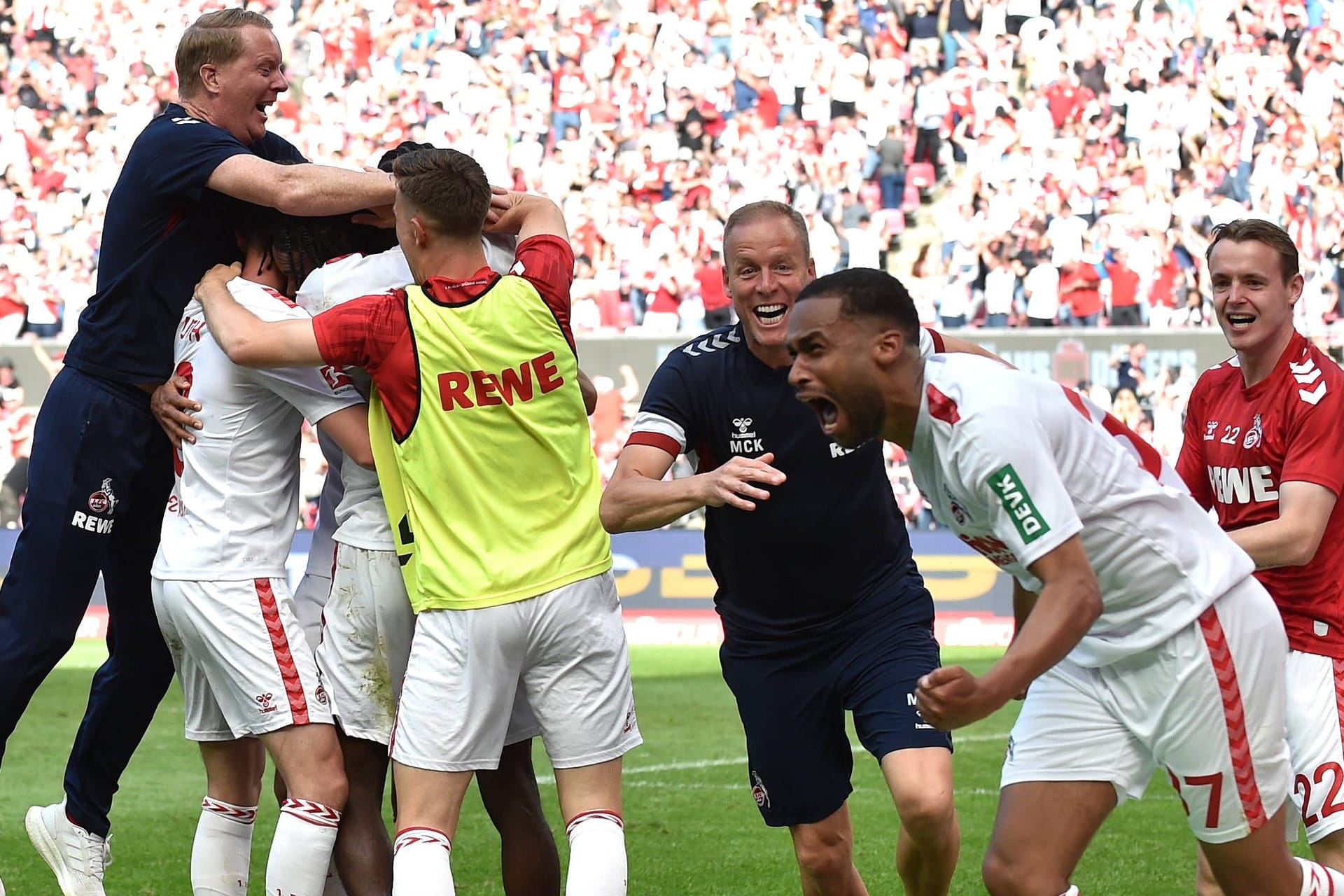 Der "Effzeh" lebt: Der 1. FC Köln feiert das 3:2 gegen Union Berlin am vorletzten Spieltag.