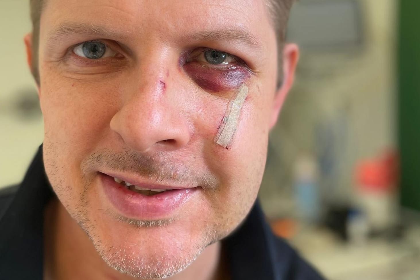 Der verletzte SPD-Europaabgeordnete Matthias Ecke meldete sich gestern per Selfie aus dem Krankenhaus.