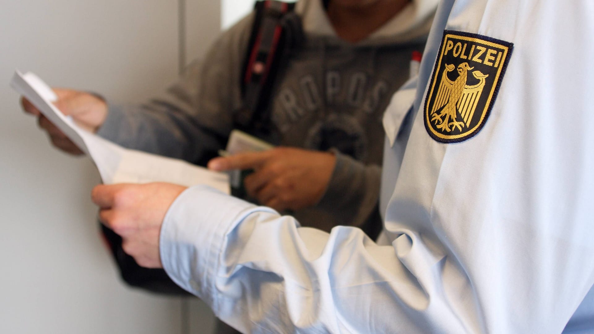 Kontrolle am Frankfurter Flughafen (Symbolfoto): Den Ermittlern fiel dort am Dienstag eine Mutter auf.