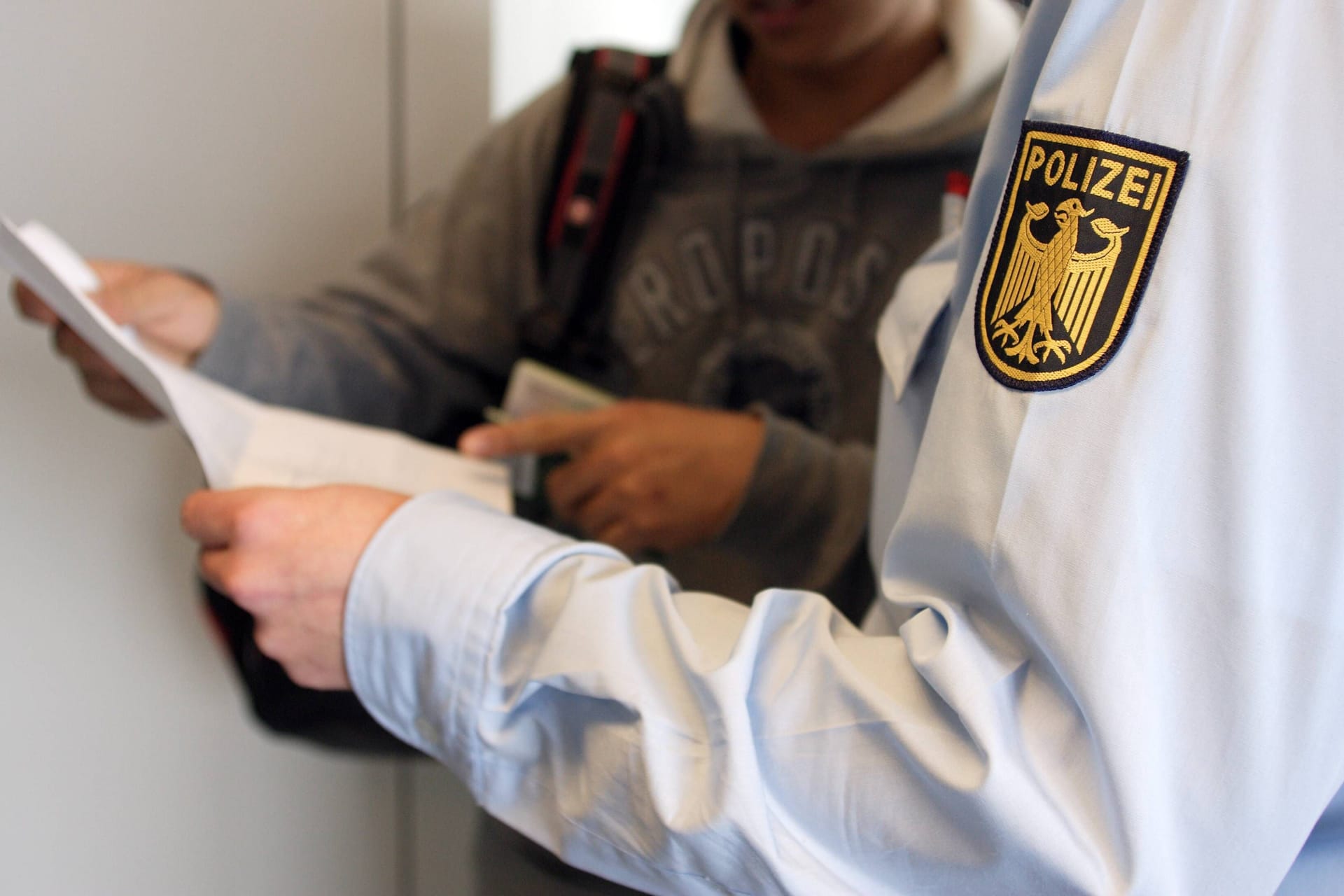 Kontrolle am Frankfurter Flughafen (Symbolfoto): Den Ermittlern fiel dort am Dienstag eine Mutter auf.