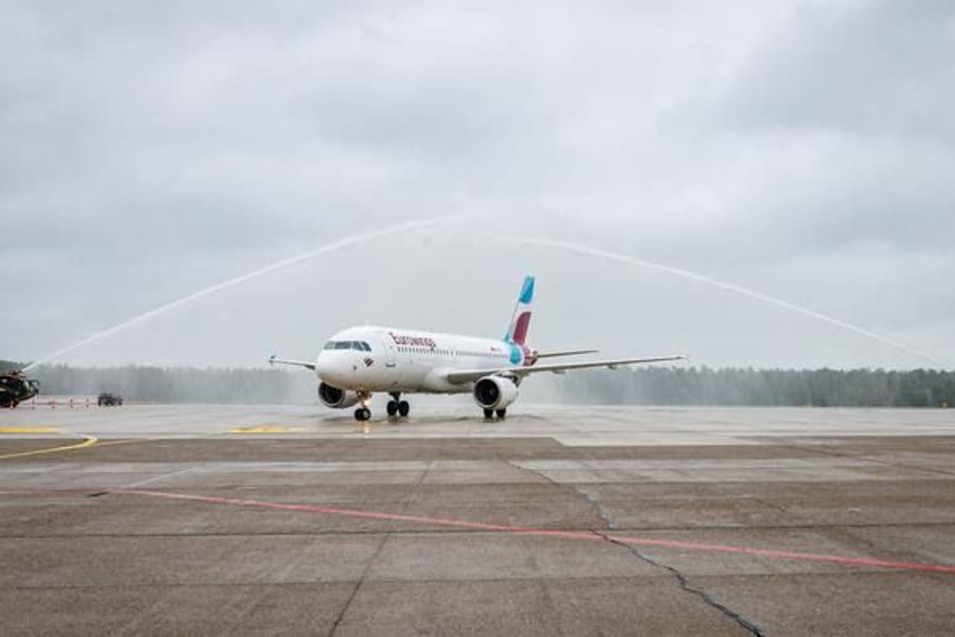 Zur Eröffnung der neuen Basis wurde eine Eurowingsmaschine auf ihrem Flug von Rhodos nach Nürnberg mit einer Wasserfontäne am Airport begrüßt.