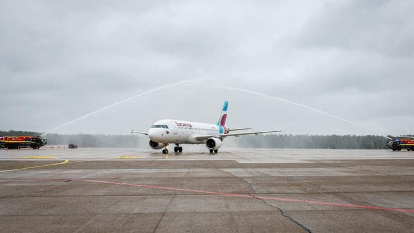 Zur Eröffnung der neuen Basis wurde eine Eurowingsmaschine auf ihrem Flug von Rhodos nach Nürnberg mit einer Wasserfontäne am Airport begrüßt.