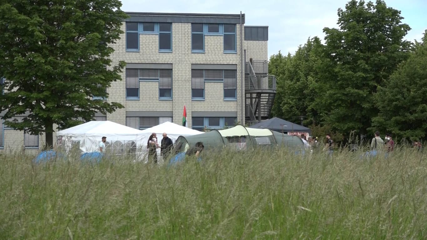 Das Camp an der Emil-Figge-Straße: Um die Sicherheit aller zu gewährleisten, steht die Fachhochschule in engem Kontakt mit der Polizei.