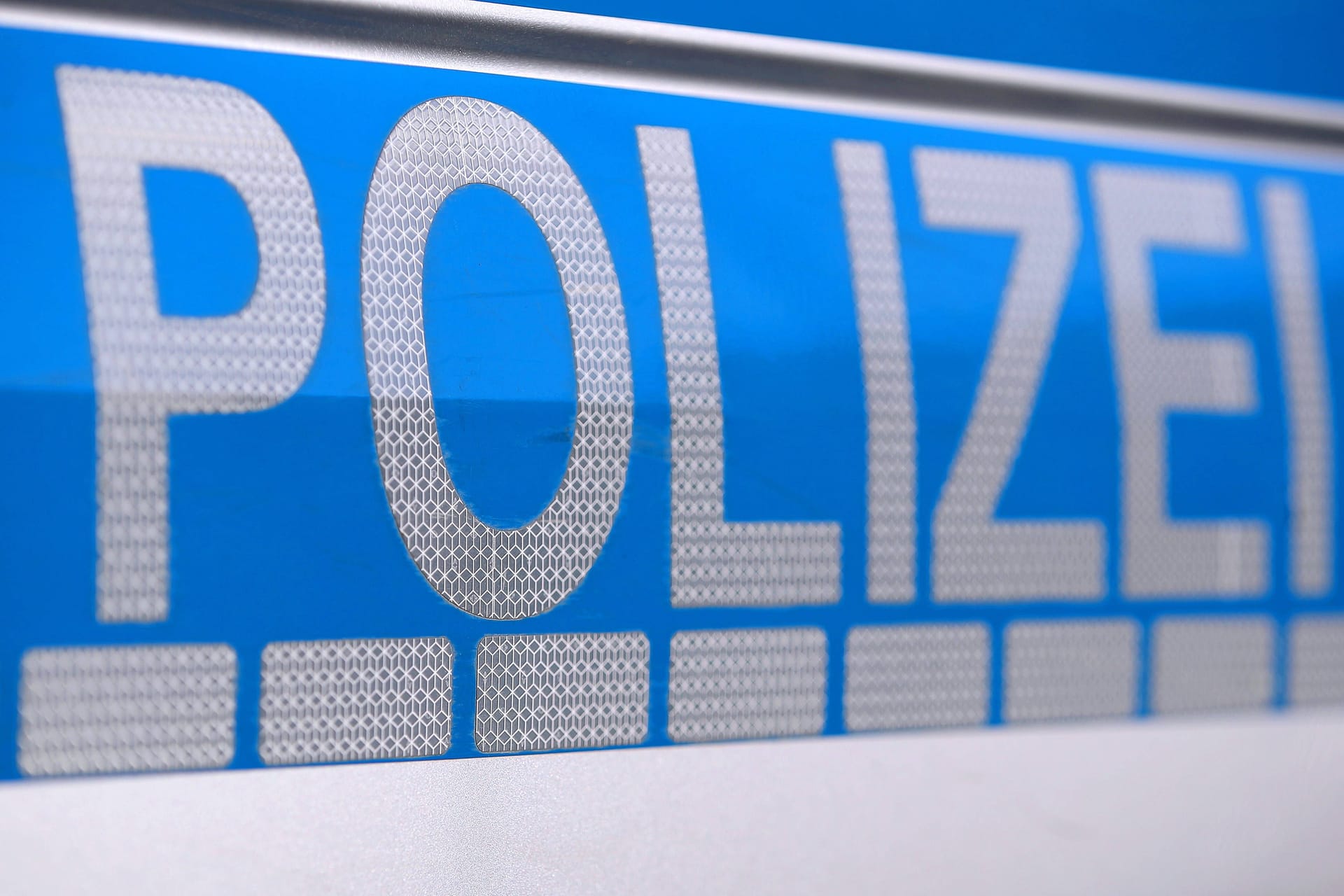 Schriftzug der Polizei (Symbolfoto): Eine vermisste Zwölfjährige ist wieder da.