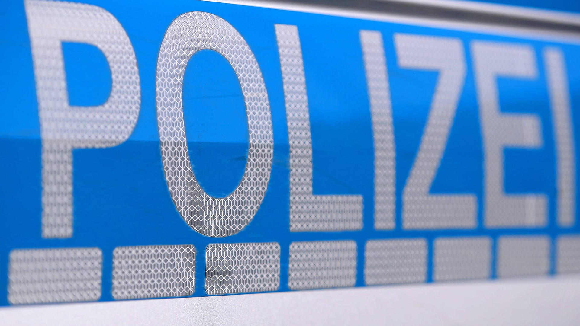 Schriftzug der Polizei (Symbolfoto): Eine vermisste Zwölfjährige ist wieder da.