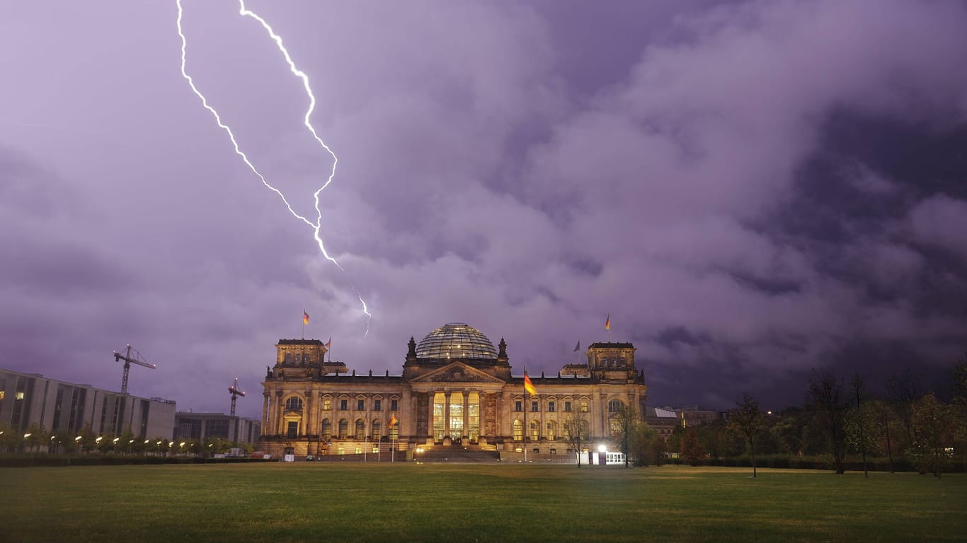 Bildnummer: 60334877 Datum: 06.08.2013 Copyright: imago/David HeerdeGewitter 06.08.2013/ Germany/ Berlin - Gewitter über dem Reichstag Gesellschaft GER Berlin Wetter Unwetter Gewitter xcb x0x 2013 quer Aufmacher premiumd Gewitter Unwetter Gewitterblitz Blitz Reichstag