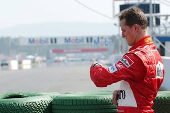 Michael Schumacher (Deutschland / Ferrari) schaut 2003 beim großen Preis von Deutschland auf eine seiner Uhren.