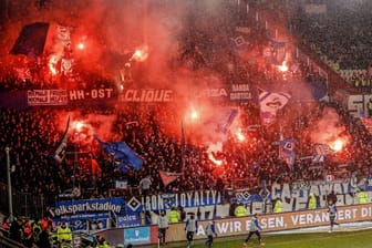 HSV-Fans zünden Pyro im Hinrunden-Stadtderby: Das Spiel gegen den FC St. Pauli am Freitag gilt als Risikopartie.