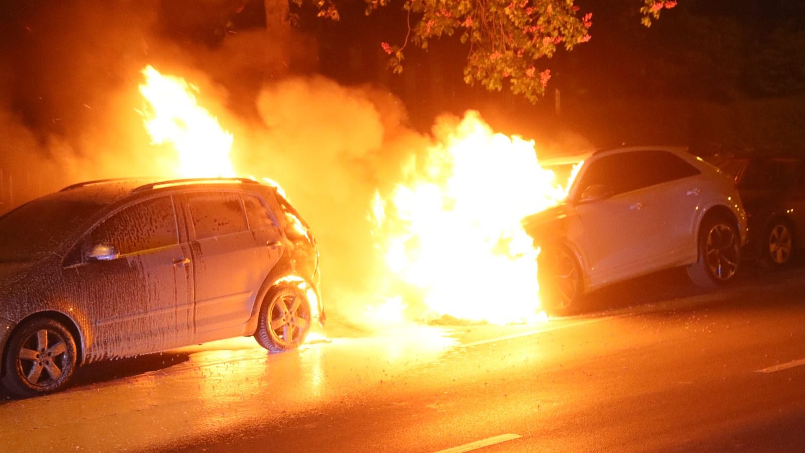 Fahrzeugbrand an der Hasenheide: Womöglich handelt es sich um Brandstiftung.