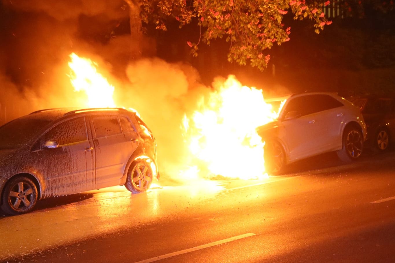 Fahrzeugbrand an der Hasenheide: Womöglich handelt es sich um Brandstiftung.