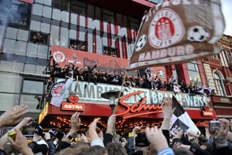 Fans des FC St. Pauli feiern den Aufstieg der Mannschaft in die Erste Bundesliga auf dem Balkon des Schmidt-Theater am Spielbudenplatz im Jahr 2010 (Archivfoto).
