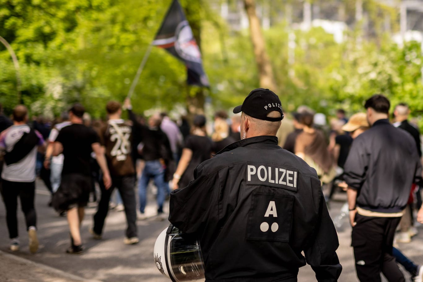 Die Polizei bewacht Fans, die zum Volksparkstadion gehen: Die EM wird zum Großeinsatz für die Hamburger Sicherheitskräfte.