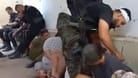 Verstörende Bilder: Ein vermeintlicher Hamas-Terrorist mit israelischen Soldatinnen.