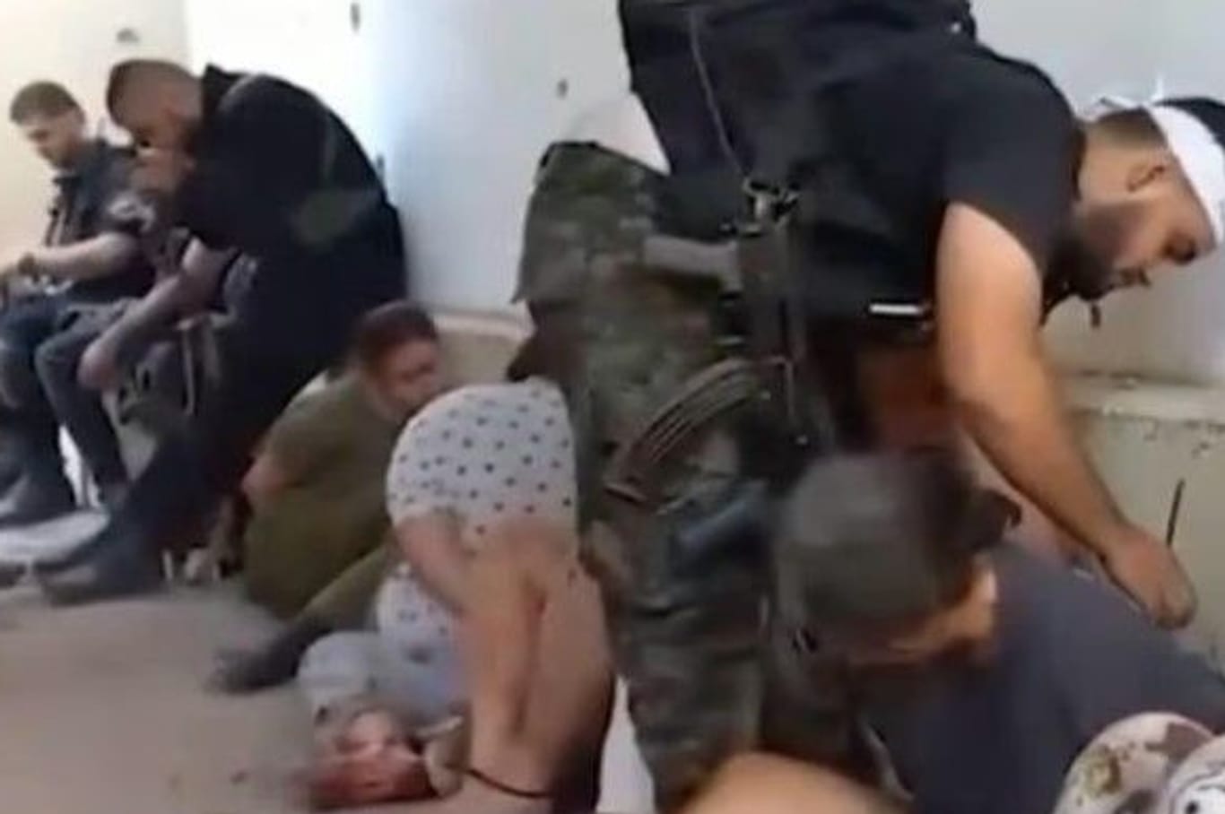 Verstörende Bilder: Ein vermeintlicher Hamas-Terrorist mit israelischen Soldatinnen.