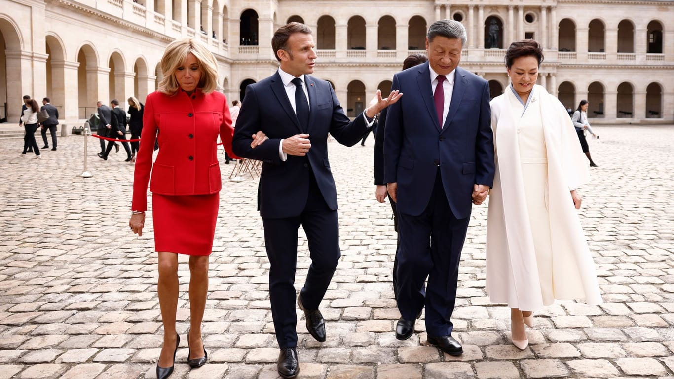 Emmanuel und Brigitte Macron pazieren mit Xi Jinping und Peng Liyuan in der Pariser Innenstadt: Es sind Bilder, die der chinesische Staatschef wahrscheinlich gerne in seine Heimat sendet.