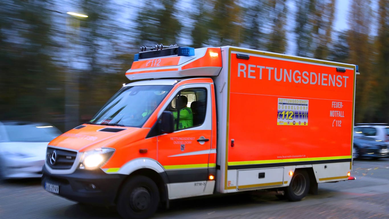 Ein Rettungswagen auf Einsatzfahrt (Symbolbild): Der Schwerverletzte wurde in eine Klinik gebracht.