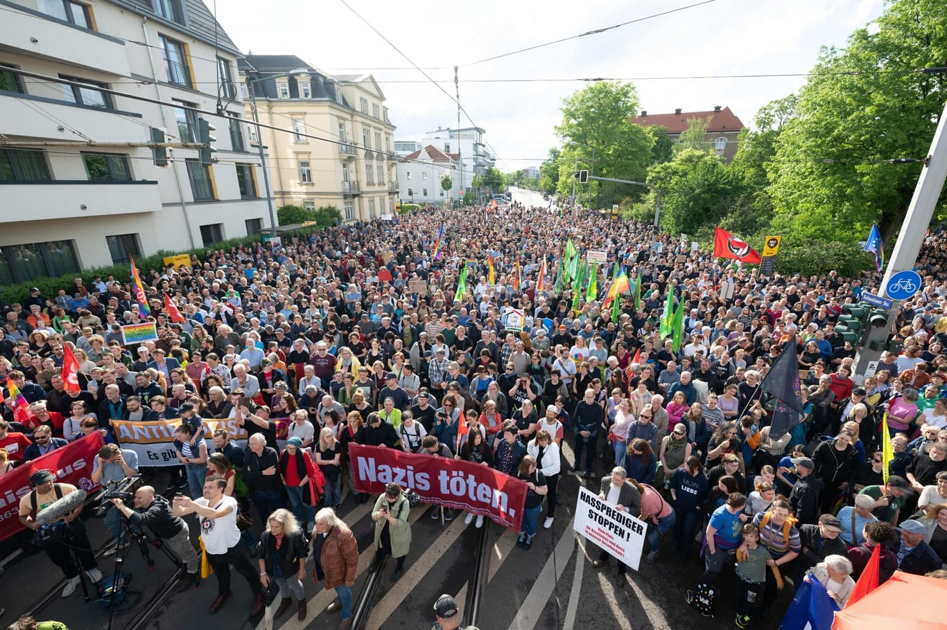Teilnehmer einer Kundgebung anlässlich eines Angriffs auf einen SPD-Politiker stehen auf dem Pohlandplatz. Nach dem brutalen Angriff auf den SPD-Politiker Ecke hat sich ein 17-Jähriger der Polizei gestellt.