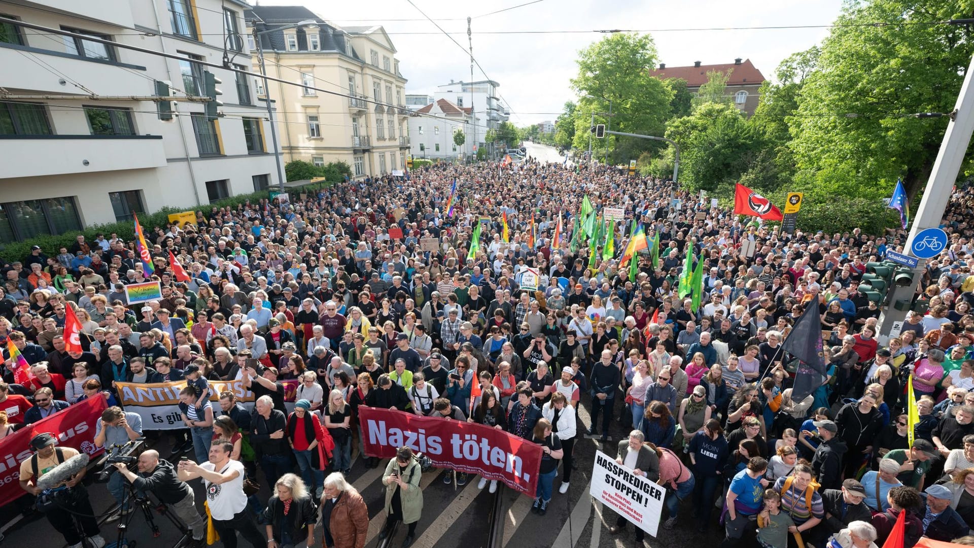 Teilnehmer einer Kundgebung anlässlich eines Angriffs auf einen SPD-Politiker stehen auf dem Pohlandplatz. Nach dem brutalen Angriff auf den SPD-Politiker Ecke hat sich ein 17-Jähriger der Polizei gestellt.