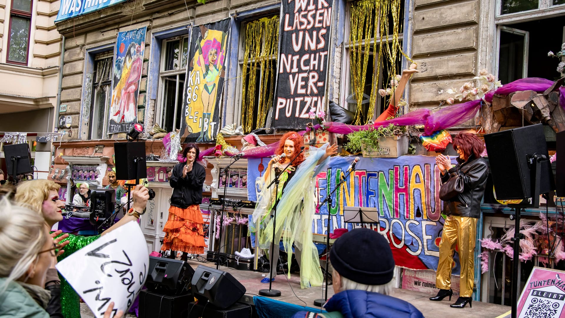 Demonstration für den Erhalt vom "Tuntenhaus": Die Bewohner dürfen in der Kastanienallee 86 sein.