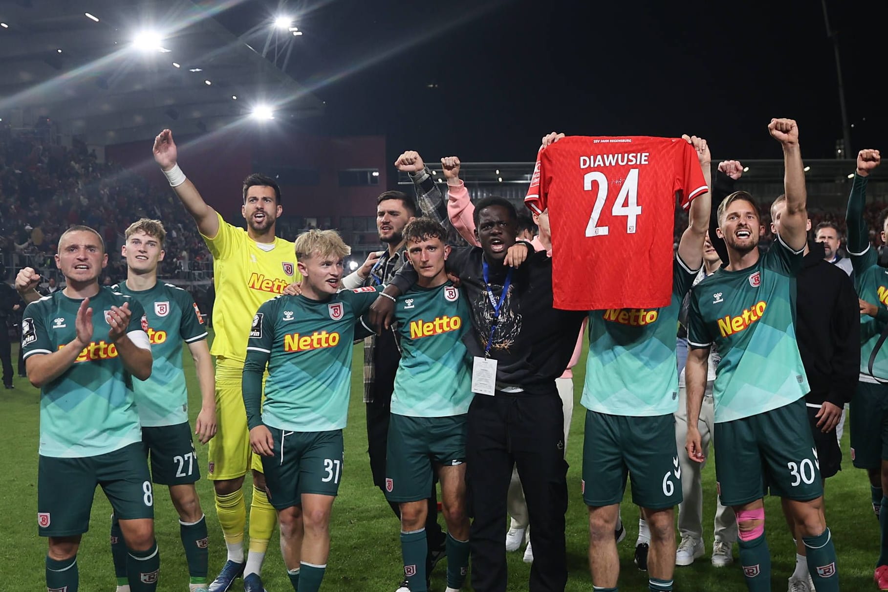 Spieler von Jahn Regensburg: Sie hielten das Trikot von Diawusie hoch.