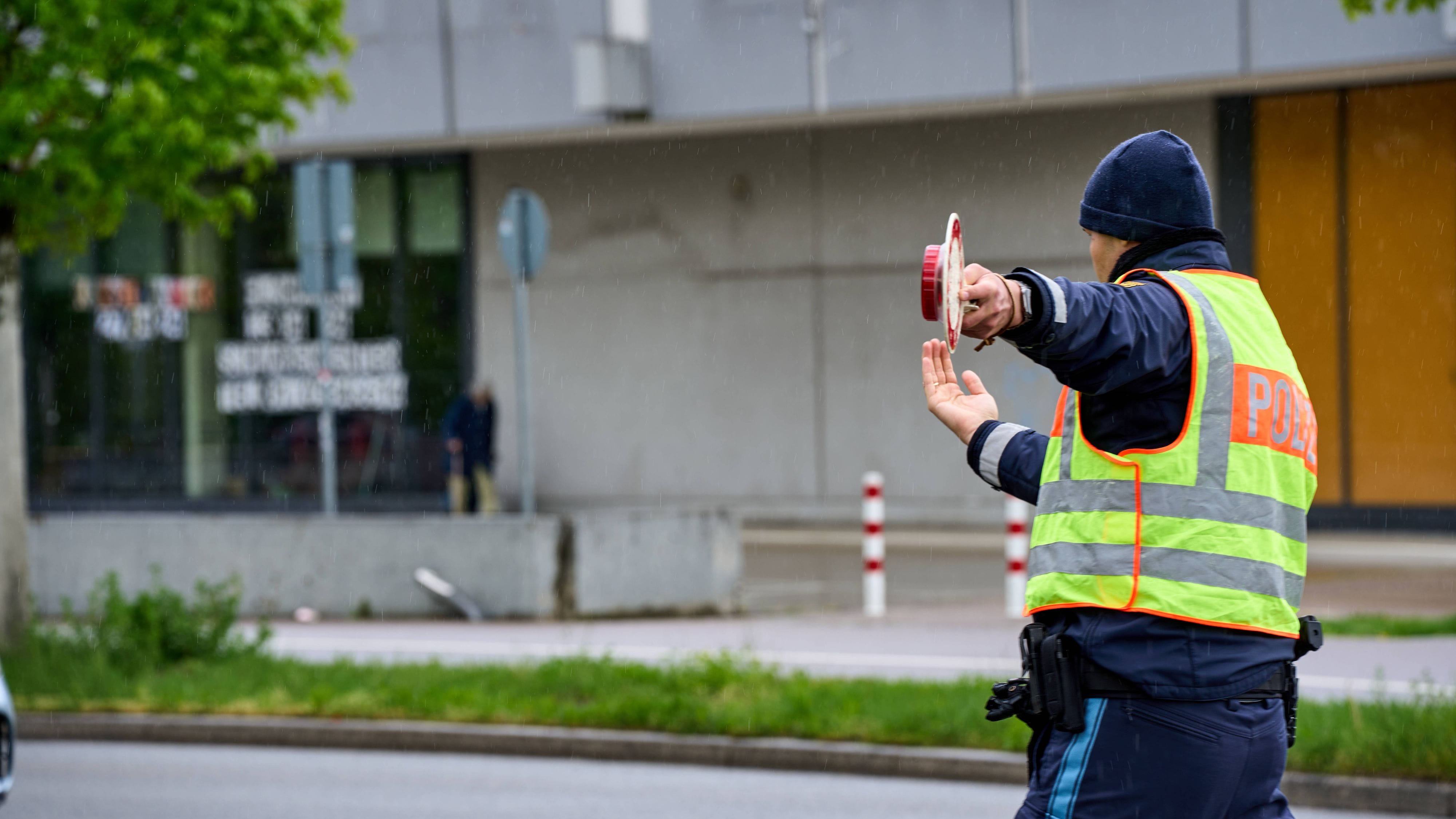 Bremen: Polizei stoppt Raser in 50er-Zone – 800 Euro Strafe und Fahrverbot