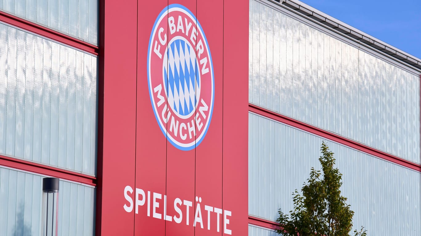 Das Logo des FC Bayern am Campus: Für die U19 gibt es Verstärkung aus Frankreich.