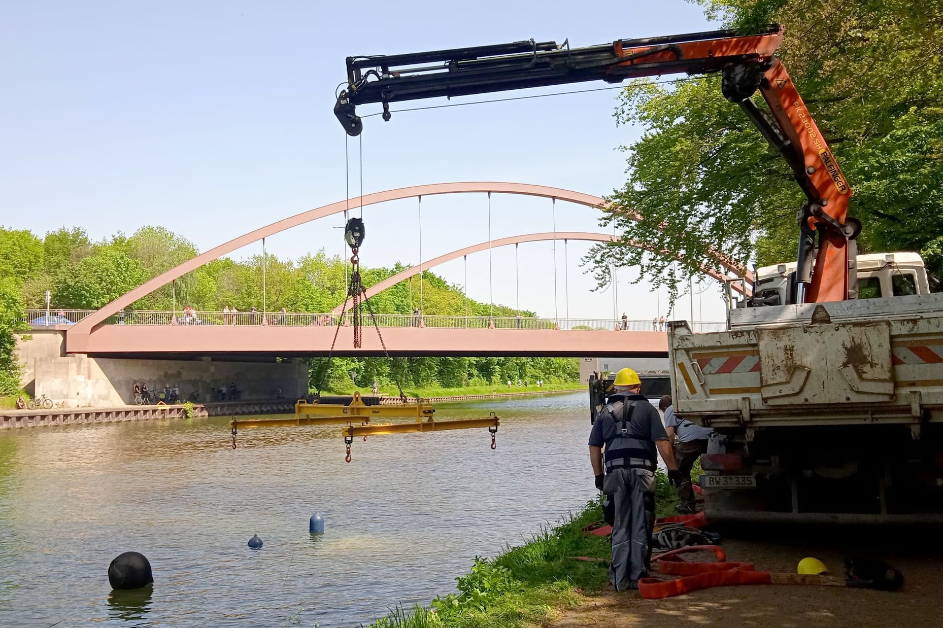 Der Mittellandkanal bei Minden: Hier ist ein Sportboot mit einem Gütermotorschiff zusammengestoßen.