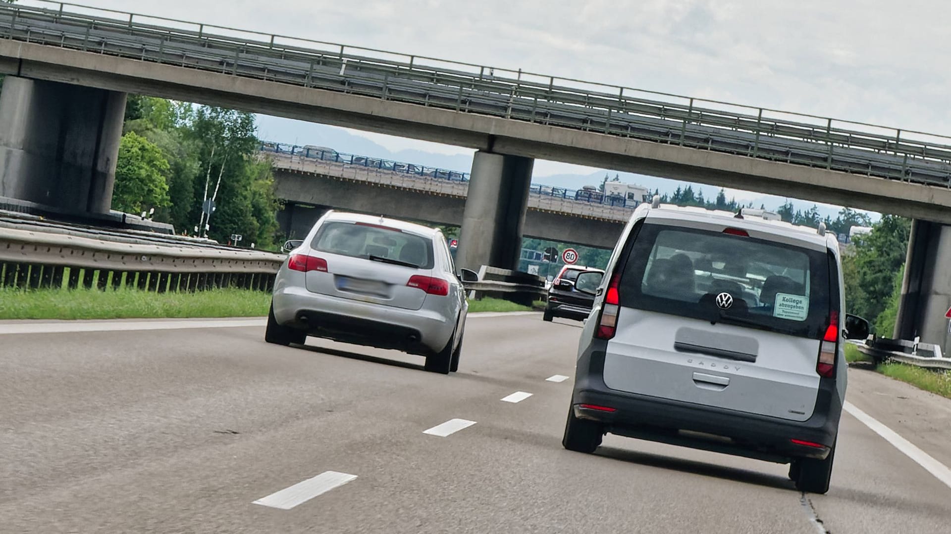 Überholen auf der Autobahn: Manchmal ist es sogar rechts erlaubt.