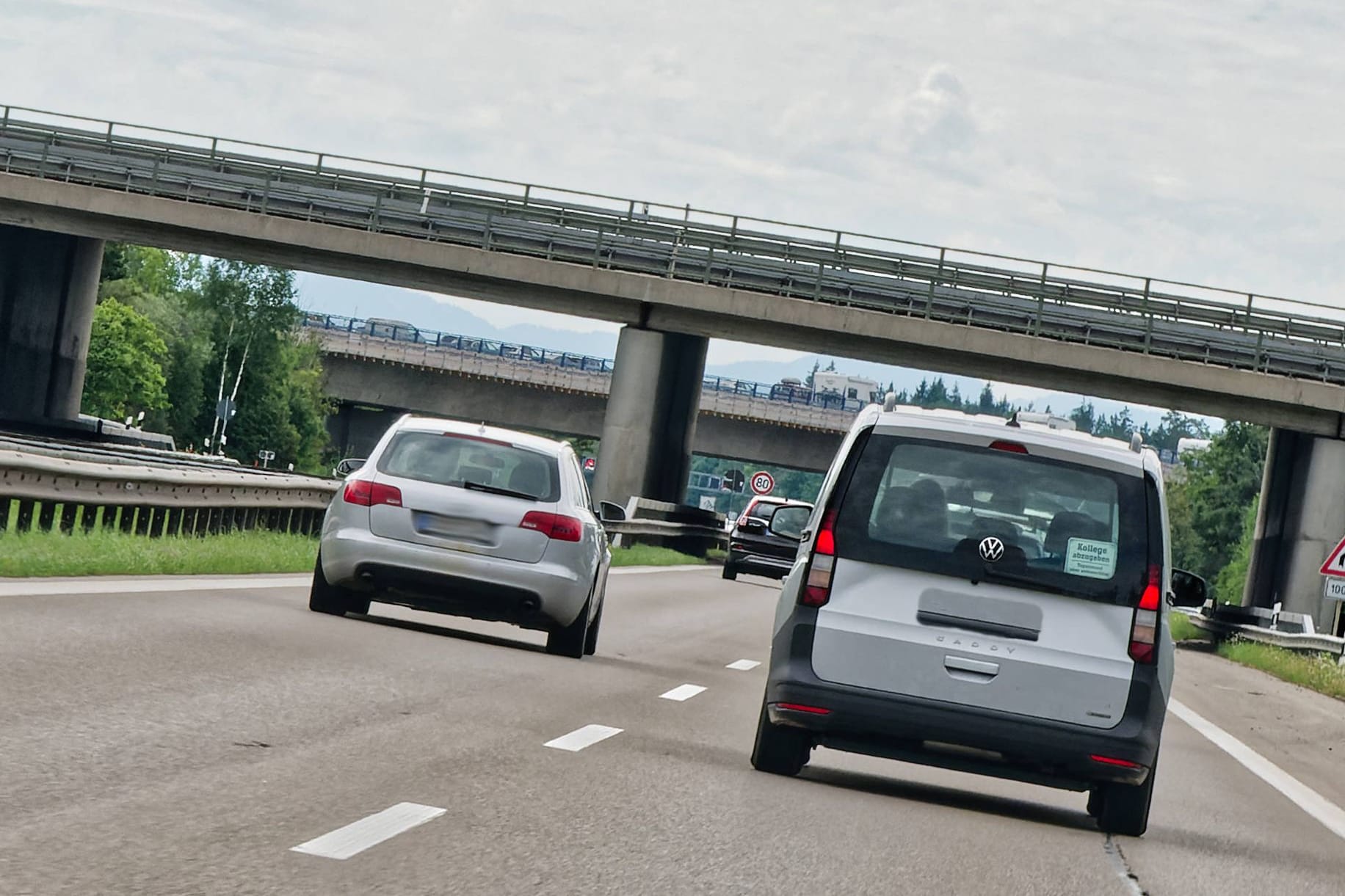 Überholen auf der Autobahn: Manchmal ist es sogar rechts erlaubt.