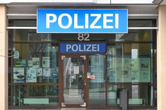 Das Polizeikommissariat 11 in St. Georg (Archivbild): Hier wurde der 32-Jährige im April in Gewahrsam genommen.